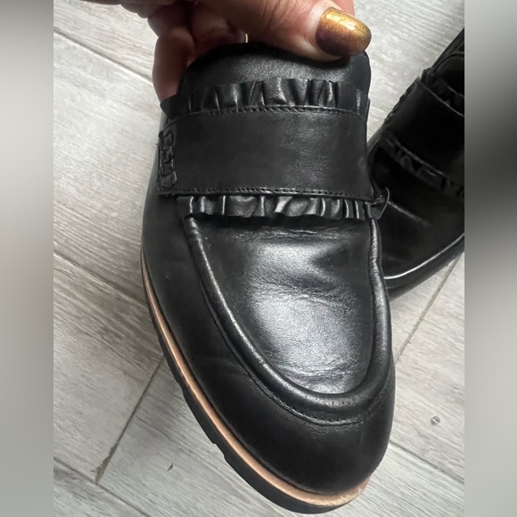 Kate Spade black leather loafers with ruffled design across the top. Size 9M - Picture 2 of 5